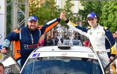 Trotz Platten auf dem Podium - Er konnte sich zurecht über sein Abschneiden bei der Rallye in Zwickau freuen: René Meier aus Wilkau-Haßlau (links) hatte ein dickes Kompliment für seinen Piloten Jan Michel übrig: "Der Junge hat einen richtig guten Job gemacht", sagte Meier über den erst 19-Jährigen. 