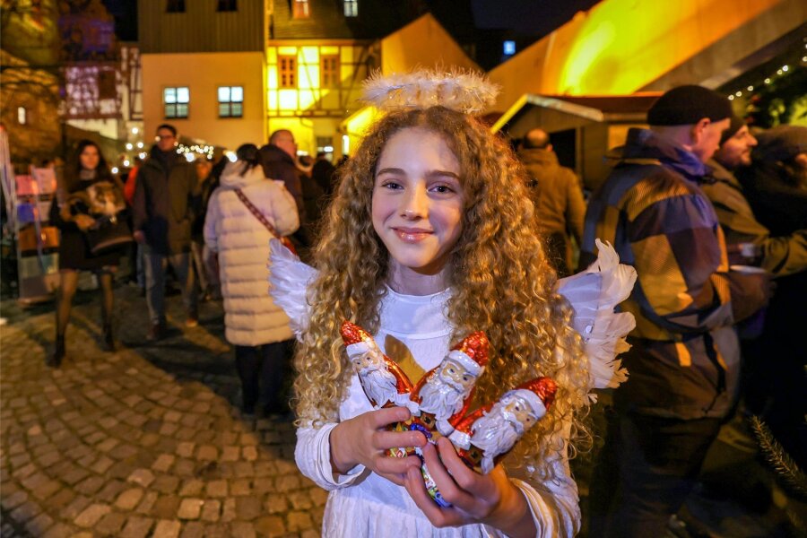 Trotz Problemen im Vorfeld: Weihnachtsmarkt-Premiere am Schlossberg in Lichtenstein gelingt - Weihnachtsengel Emilia bringt Geschenke und die Lichtensteiner kamen in Scharen.