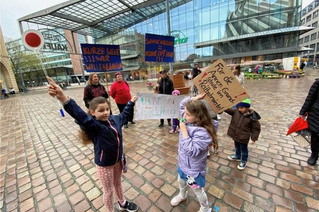 Trotz Protesten: Chemnitzer Stadträte stimmen für Schul-Umzüge - Mit Plakaten und Pfeifen demonstrierten rund drei Dutzend Schüler und Eltern der Annen-Grundschule vor dem Rathaus gegen den Umzug ihrer Schule - ohne Erfolg. 