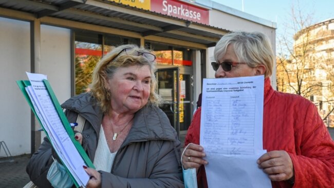 Ingrid Arnold (links) und Ursula Hennig haben am Donnerstag ihre in der Nachbarschaft gesammelten Unterschriften gegen den Rückzug der Sparkasse aus dem Stadtteil in der Filiale abgegeben. 
