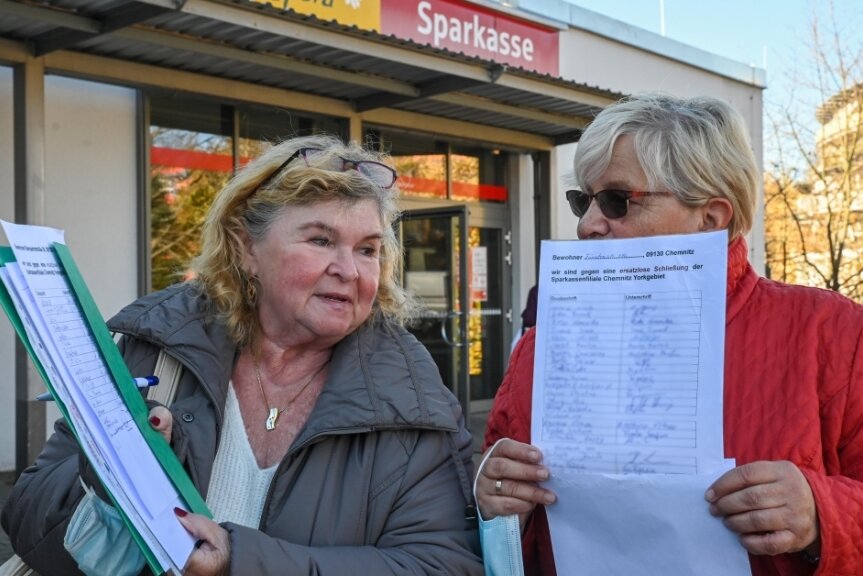Trotz Protesten: Sparkasse schließt Filiale im Chemnitzer Yorkgebiet - Ingrid Arnold (links) und Ursula Hennig haben am Donnerstag ihre in der Nachbarschaft gesammelten Unterschriften gegen den Rückzug der Sparkasse aus dem Stadtteil in der Filiale abgegeben. 