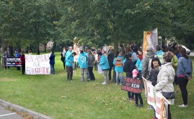 Trotz Protests in Zwickau: Tausende besuchen Circus Krone - Etwa 100 Tierschützer protestierten am Samstagnachmittag auf der Wiese vor dem Zelteingang vom Circus Krone.           