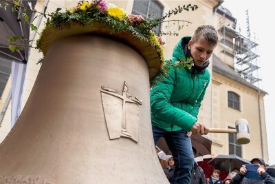 Trotz Regen: Volksfeststimmung zur Glockenweihe in Reichenbach - Durfte in der Weihzeremonie das Geläut anschlagen: Jonny Geipel (15) aus Oelsnitz, der im Vogtland für seine Leidenschaft für Glocken bekannt ist.
