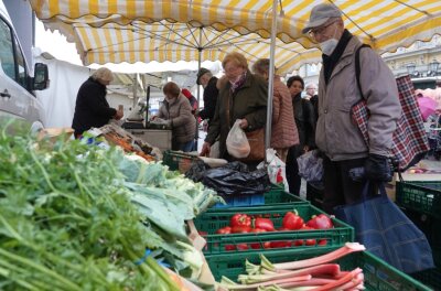 Trotz regnerischen Wetters zieht es viele Besucher auf ersten Sachsenmarkt 2022 - 