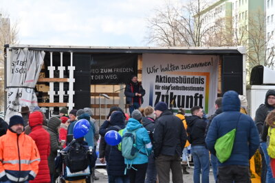 Trotz Scheitern der Impfpflicht: Corona-Demo in Chemnitz mit 350 statt 5000 Teilnehmern - 