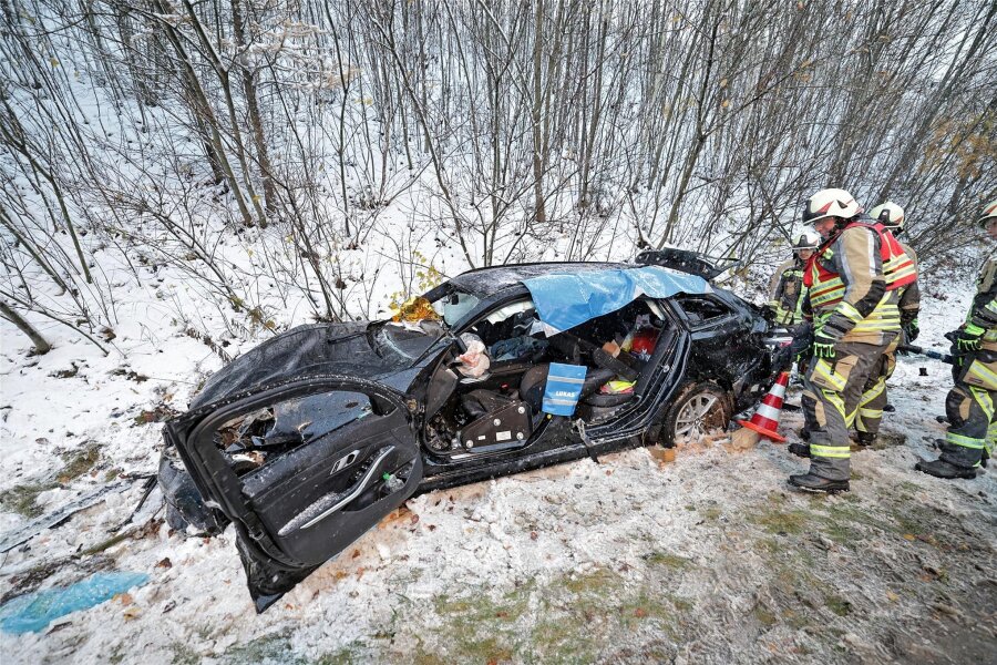Trotz Schneefalls und Glätte: Verkehr auf den Straßen im Landkreis Zwickau verlief weitgehend ruhig - Bei starkem Schneefall kam die Fahrerin eines BMW auf der A4 von der Fahrbahn ab und überschlug sich.