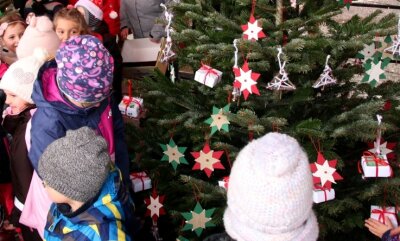 Trotz schwerer Zeit: Verein gibt Kindern Weihnachtsfreude - Auf dem Adventsmarkt 2019 haben Lengenfelder Kinder zuletzt einen Weihnachtsbaum für einen öffentliche Einrichtung geschmückt. Coronabedingt geschah das in diesem Jahr in anderer Form. 