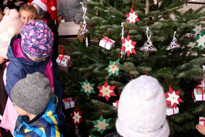 Auf dem Adventsmarkt 2019 haben Lengenfelder Kinder zuletzt einen Weihnachtsbaum für einen öffentliche Einrichtung geschmückt. Coronabedingt geschah das in diesem Jahr in anderer Form. 