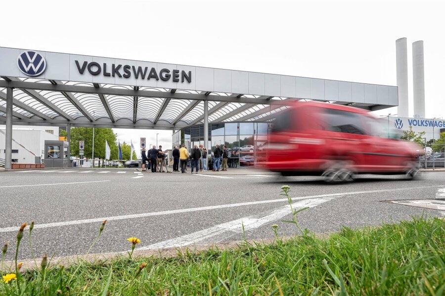 Trotz Sparmaßnahmen: Höhere Erfolgsprämie für VW-Mitarbeiter in Sachsen - Blick auf die Werkseinfahrt von Volkswagen Sachsen in Zwickau.
