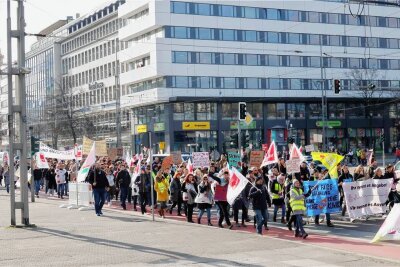 Trotz Streik in der Chemnitzer Frauenklinik: Zwei Babys erblicken Licht der Welt - Mehr als 500 Beschäftigte des Klinikums zogen am zweiten Tag des Warnstreiks bei einem Protestzug durch die Innenstadt. Der Arbeitskampf wurde am Donnerstag ausgeweitet. 