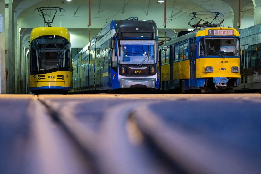 Trotz Streiks volle Hallen bei Leipziger Buchmesse - Straßenbahnen stehen im Depot Angerbrücke der Leipziger Verkehrsbetriebe.