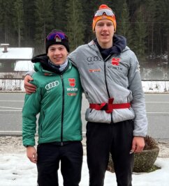 Bescherten sich kurz vor Weihnachten selbst: Die Klingenthaler Skilangläufer Jonas Albrecht (links) und Janik Weidlich (rechts).