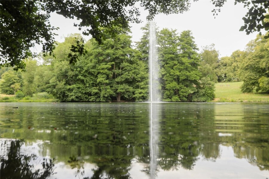 Trotz Trockenheit: Plauener Stadtpark-Fontäne bleibt in Betrieb - Die Fontäne wird auch weiter Spaziergänger im Park erfreuen. Sie sprudelt täglich für elf Stunden.