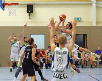 Trotz Umbruch: GGZ Baskets wollen wieder vorn angreifen - Auch das zweite Testspiel war ein erfolgreiches. Gegen DJK Neustadt gewannen die GGZ Baskets Zwickau (weiße Shirts) mit 78:68. 