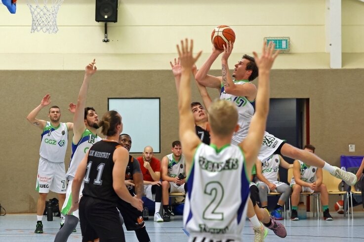 Auch das zweite Testspiel war ein erfolgreiches. Gegen DJK Neustadt gewannen die GGZ Baskets Zwickau (weiße Shirts) mit 78:68. 