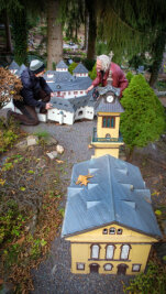 Trotz unklaren Saisonstarts: Mitarbeiter im Miniaturpark Klein-Erzgebirge fleißig - 