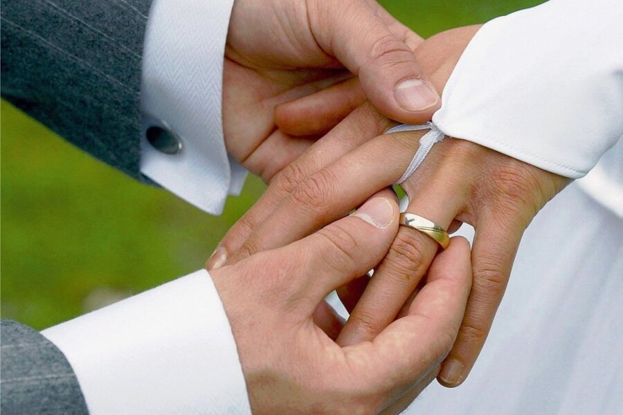 Trotz Unsicherheiten: Heiratswille im Landkreis Zwickau ungebrochen - Auch in Pandemiezeiten ist Heiraten ein großes Thema. Doch die Unsicherheiten machen auch vielen Brautpaaren zu schaffen. 