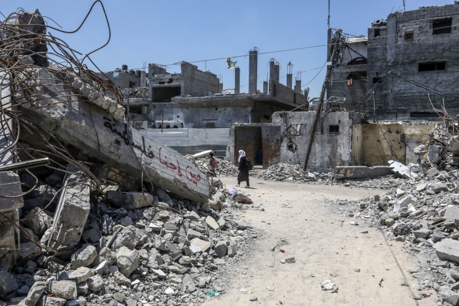 Trotz US-Vorstoß bleiben hohe Hürden für Gaza-Deal - Zerstörte Gebäude im Gazastreifen. Der in Tunneln unter dem Küstengebiet ausharrende militärische Anführer der Hamas, Jihia al-Sinwar, ist einem Medienbericht zufolge nur dann zu einem Abkommen bereit, wenn es das Überleben der Hamas als militärische und politische Kraft in Gaza sichert.