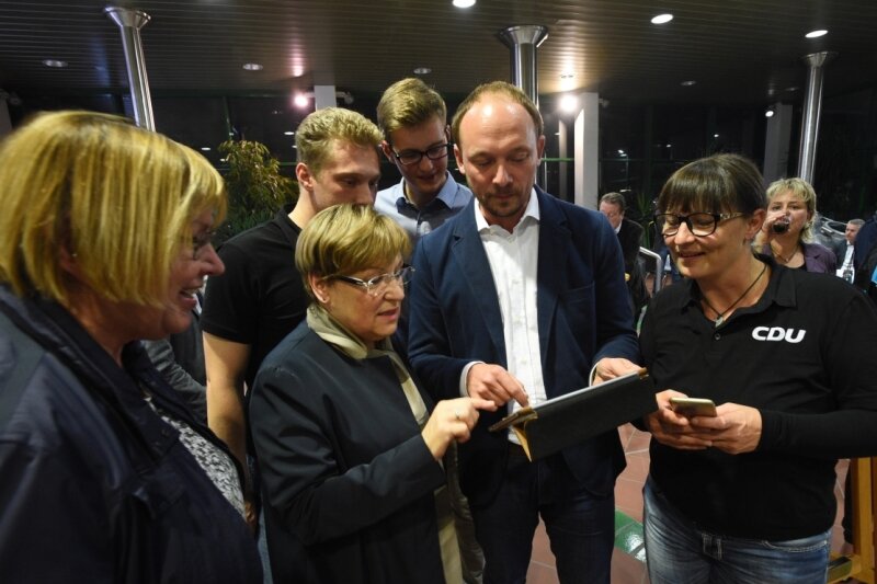 Trotz Verlusten: CDU-Mann schafft es zum fünften Mal -              Erstaunt betrachten CDU-Politiker Marco Wanderwitz und Kultusministerin Brunhild Kurth (2. v. l.) in der Hartmannsdorfer Brauerei die ersten Ergebnisse.            