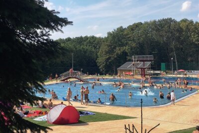 Trotz verregneten Sommers: Bisher 16.000 Gäste im Sonnenbad Rußdorf - An den schönen Sommertagen dieses Jahres hat das Sommerbad Rußdorf bisher insgesamt um die 16.000 Besucher angezogen. In der kompletten Saison 2020 waren es rund 26.000 Badegäste.