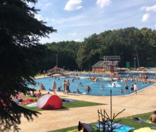 Trotz verregneten Sommers bisher 16.000 Gäste im Sonnenbad - An den schönen Sommertagen dieses Jahres hat das Sommerbad Rußdorf bisher insgesamt um die 16.000 Besucher angezogen. In der kompletten Saison 2020 waren es rund 26.000 Badegäste gewesen.
