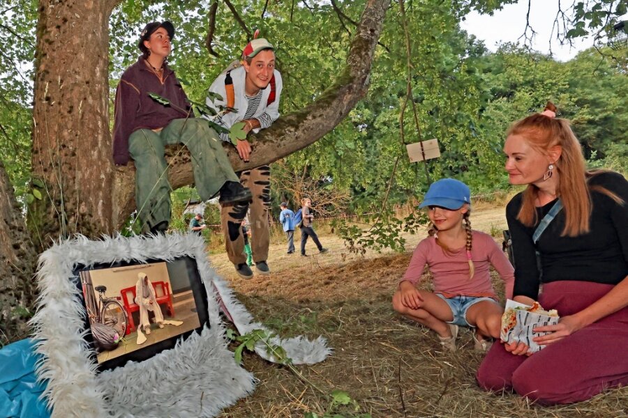Trotz vieler positiver Reaktionen: Hat das Festival im kleinen Sachsgrün eine Zukunft? - Corinne Horn (rechts) kauert mit ihrem Töchterchen vor einer Installation. Die Künstlerin Raffi Lehnert und ihr Kollege Philipp Selig kletterten derweil auf den Baum.