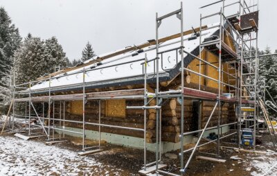 Trotz Wintereinbruch: Bau der Waldschule liegt im Zeitplan - Einen Durchmesser von bis zu 40 Zentimetern weisen die Fichtenstämme auf, die für das Blockhaus der künftigen waldpädagogischen Einrichtung des Forstbezirkes Marienberg verwendet worden sind. 
