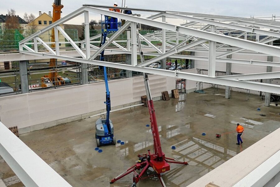 Trotz Wintereinbruchs: Dach der Drebacher Turnhalle kurz vor der Fertigstellung - Hier installieren die Mitarbeiter einer ortsansässigen Metallbaufirma gerade die insgesamt 49 Tonnen schwere Dachkonstruktion. 