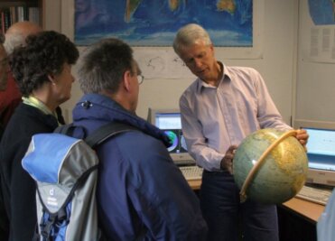 Trotz Zeigerausschlags: Region bebensicher - Reinhard Mittag erklärt hier zum Tag der offenen Tür im vergangenen Jahr die seismologischen Messungen im Observatorium Berggießhübel der TU Bergakademie Freiberg.