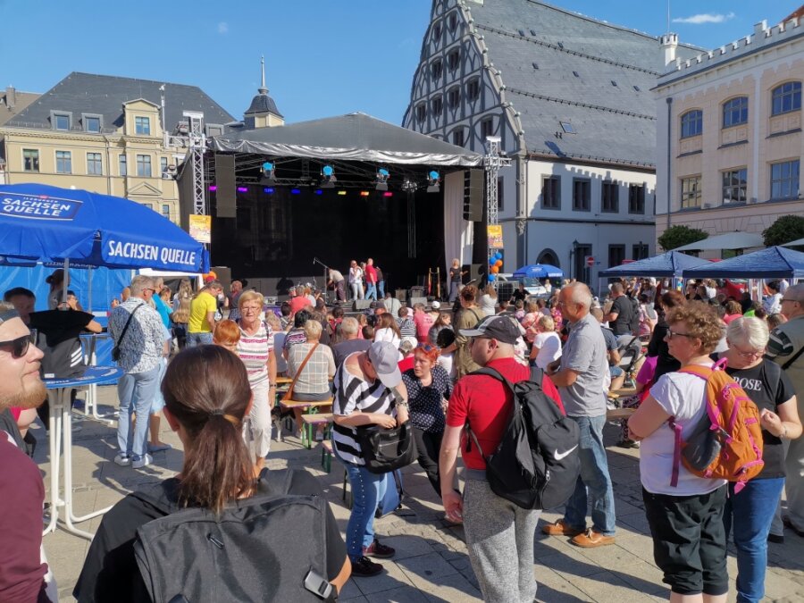 Trubel beim Straßenfestival "EigenArt" auf Zwickaus Hauptmarkt