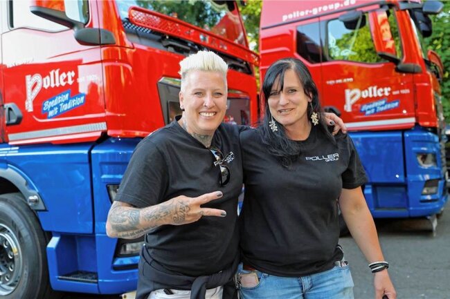 "Trucker-Babe" Jana Vetter ist der Star beim 1. Truckertreffen in Plauen - "Trucker-Babe" Jana Vetter (links) mit Daniela Bäßler, ihrer neuen Arbeitskollegin bei Poller.
