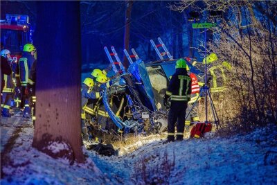 Trümmerfeld nach Unfall auf Straße zwischen Tobertitz und Reuth - Die Bergung der Unfallopfer aus dem Wagen, aber auch des Fahrzeuges selbst gestaltete sich sehr schwierig. 