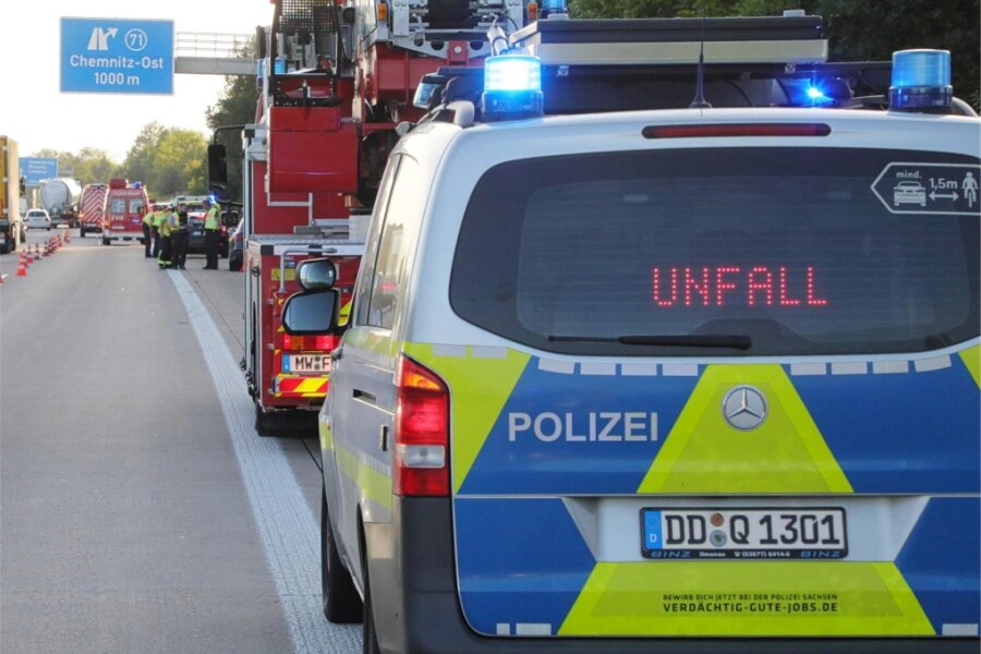 Trümmerteile auf der A 4: Unfall mit drei Autos bei Frankenberg - Der Standstreifen und der rechte Fahrstreifen wurden gesperrt.