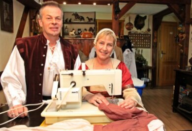 Trünzig feiert 700-jähriges Bestehen - Petra und Günter Blumrich gehören zu den Mitorganisatoren des Umzuges. Einen Teil der Kleidung, der für die Mitwirkenden benötigt wird, näht die gelernte Krankenschwester selbst. Die ersten Kostüme sind fertig.