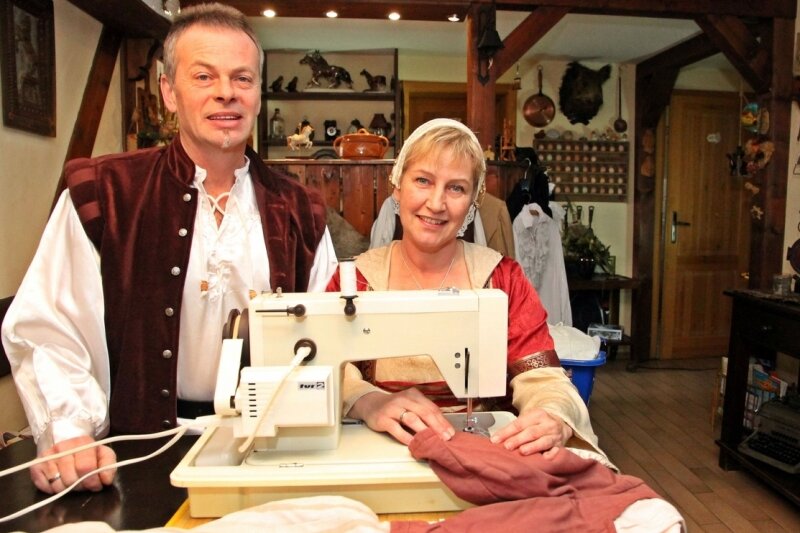 Trünzig feiert 700-jähriges Bestehen - Petra und Günter Blumrich gehören zu den Mitorganisatoren des Umzuges. Einen Teil der Kleidung, der für die Mitwirkenden benötigt wird, näht die gelernte Krankenschwester selbst. Die ersten Kostüme sind fertig.