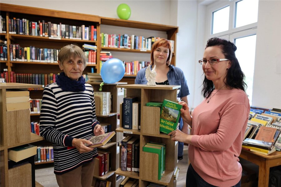 Trünzig: Hier bekommen Lesehungrige wieder „Futter“ - Helga Hupfer, Franziska Nürnberger und Ines Klinkenstein (von links) freuen sich, dass in den Bibliotheksraum wieder Leben eingezogen ist.