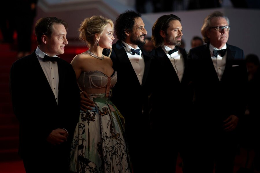 Trump will gegen Film über ihn vorgehen - Gabriel Sherman (l-r), Maria Bakalova, Regisseur Ali Abbasi, Sebastian Stan und Martin Donovan nach der Premiere des Films "The Apprentice" in Cannes.