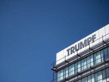            Das Logo des Maschinenbauers Trumpf ist auf einer Fassade zu sehen.