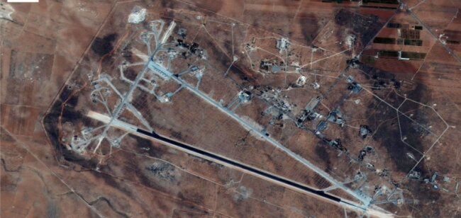 Trumps Kehrtwende - Das Flugfeld Al-Shairat in Syrien auf einem Satellitenfoto. Dieser Anlage galt der US-Angriff in der Nacht zu Freitag.