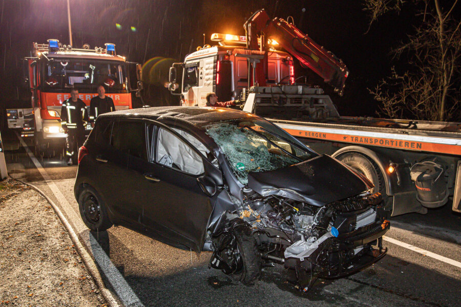 Trunkenheitsfahrt in Plauen endet in Unfall - Am Samstagabend ist eine Hyundai-Fahrerin von der Fahrbahn der Hofer Landstraße B 173 abgekommen.