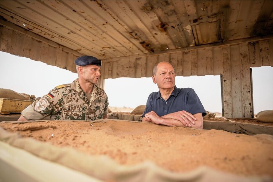Bundeskanzler Olaf Scholz (rechts) besichtigt mit Kommandeur Sven Rump den Bundeswehr-Stützpunkt in Tillia. Scholz besucht während seiner Afrikareise in Niger Bundeswehrsoldaten, die dort zur Ausbildung stationiert sind. 