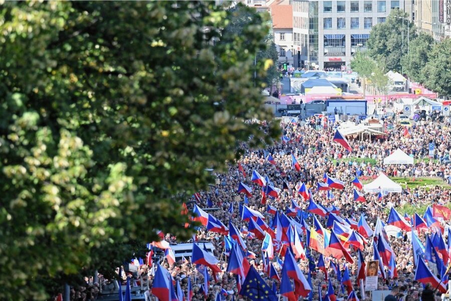 Etwa 70.000 tschechische Bürger gingen am Samstag in Prag auf die Straße. 