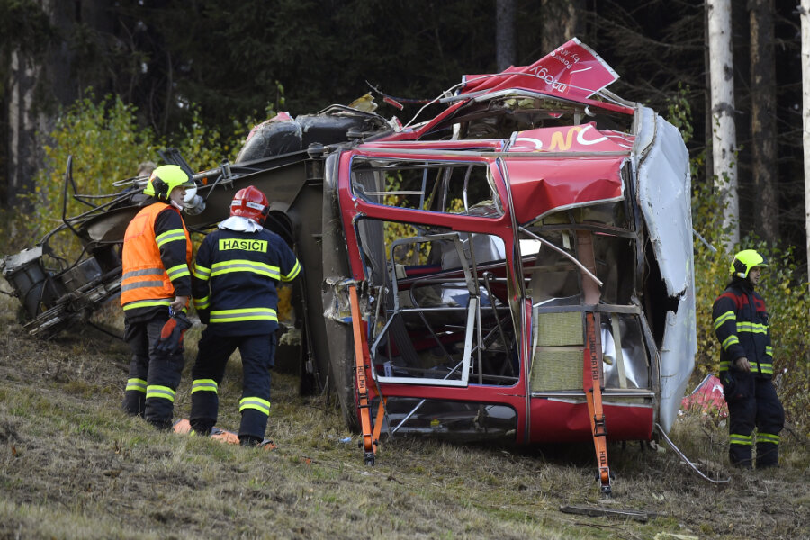 Tschechien: Ein Toter bei Seilbahn-Unglück am Jeschken - Rettungskräfte arbeiten an der Unfallstelle. 