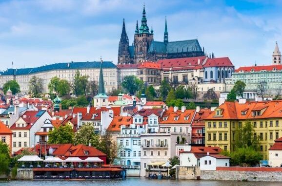 Tschechien öffnet Grenze für Deutsche schon früher - Eine Städtereise nach Prag ist ab Samstag wieder möglich.