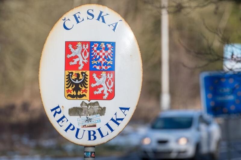            Ein Schild mit dem Wappen der tschechischen Republik steht an der deutsch-tschechischen Grenze.