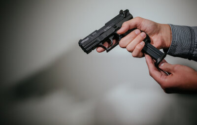 Tschechien verankert Recht auf Schusswaffenbesitz in Verfassung - Ein Mann lädt eine Schreckschuss-Pistole Walther P22 mit einem Magazin. 