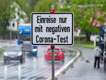            Ein Schild weist an der deutsch-tschechischen Grenze auf die Testpflicht hin.
