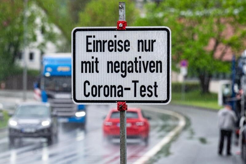            Ein Schild weist an der deutsch-tschechischen Grenze auf die Testpflicht hin.