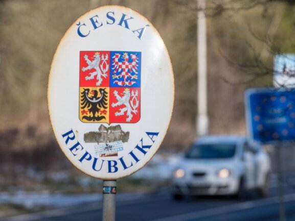            Ein Schild mit dem Wappen der tschechischen Republik steht an der deutsch-tschechischen Grenze.