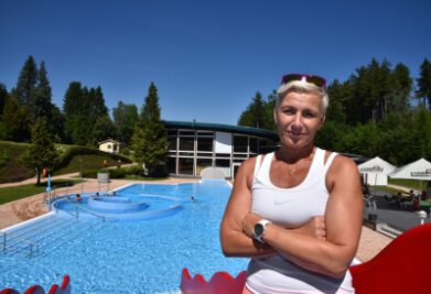 Tschechin sorgt im Bad für Sicherheit - Eva Vanátková unterstützt als Bademeisterin das Stammpersonal im Waldbad Adorf. Sie ist Schwimmsportlerin und nimmt auch an Wettkämpfen teil. 